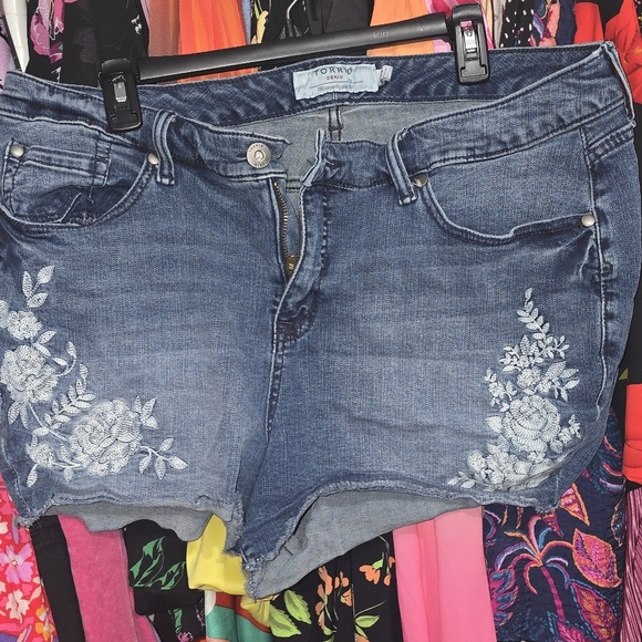 Torrid 20 Embroidered High Rise Short Short - Dark Wash - Picture 2 of 5